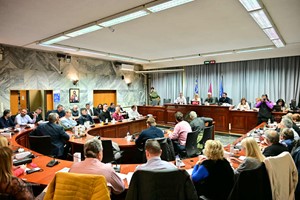 Δεληγιάννης: "Κύριε δήμαρχε δεν σέβεστε το δημόσιο χρήμα..." - Βαριές κουβέντες για τον Χριστουγεννιάτικο διάκοσμο  